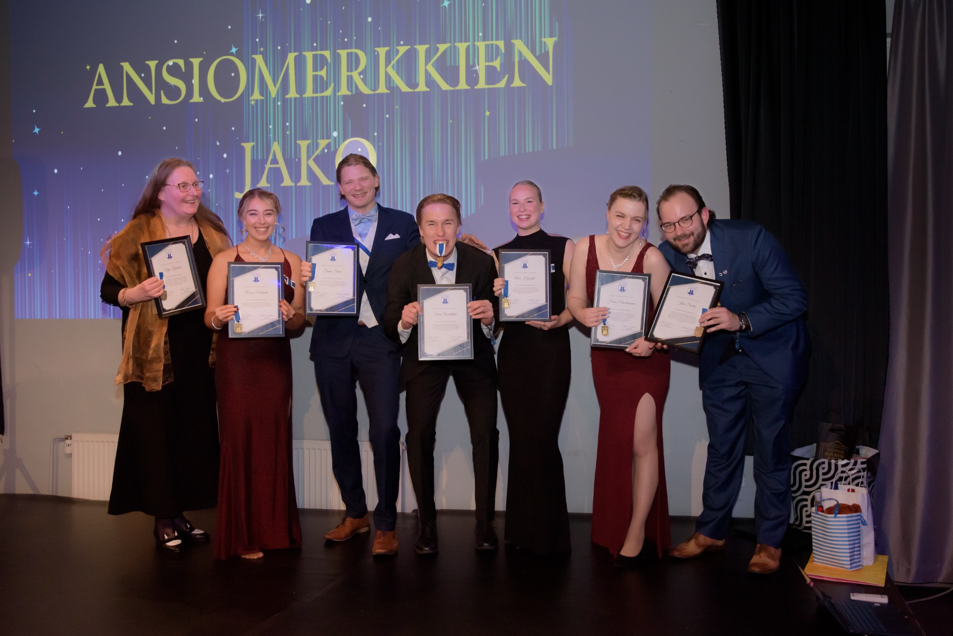 Vasemmalta oikealle: Teija Koskela, Roosa Mäkelä, Samu Sirviö, Urho Wahslten, Aino Hyötylä, Heini Naukkarinen & Jani Siirilä. Kuvasta puuttuvat Elina Jaakola & Emmi Liljander.